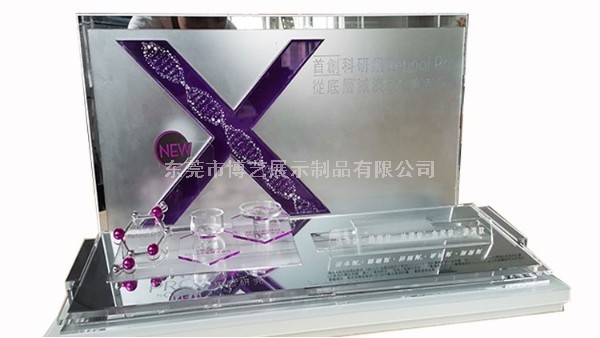 我們?cè)诙ㄖ苼喛肆φ故炯軙r(shí)，應(yīng)該選擇UV印刷還是絲印呢？