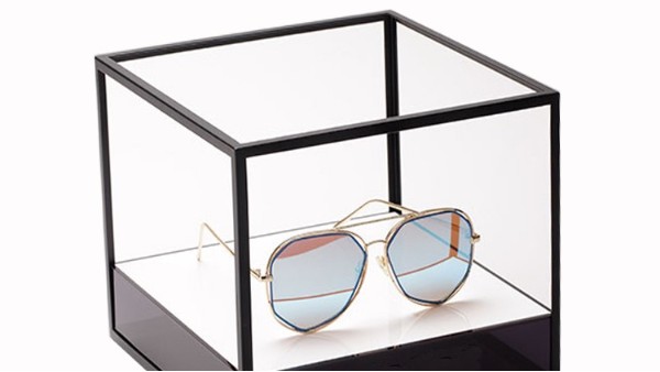 亞克力展示架絲印印刷時(shí)怎樣才能增加附著力呢